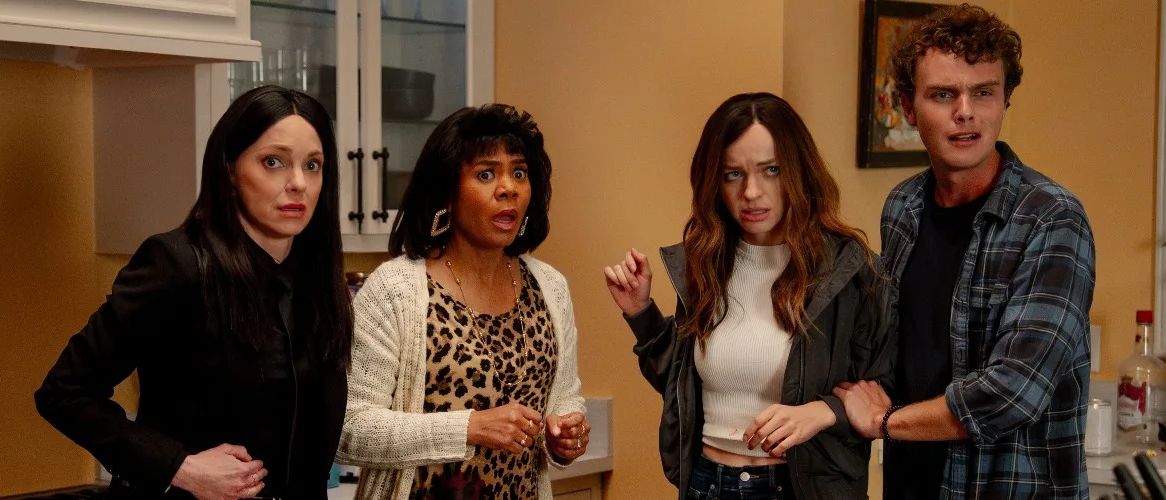 A masked killer stalks the returning cast of Scary Movie