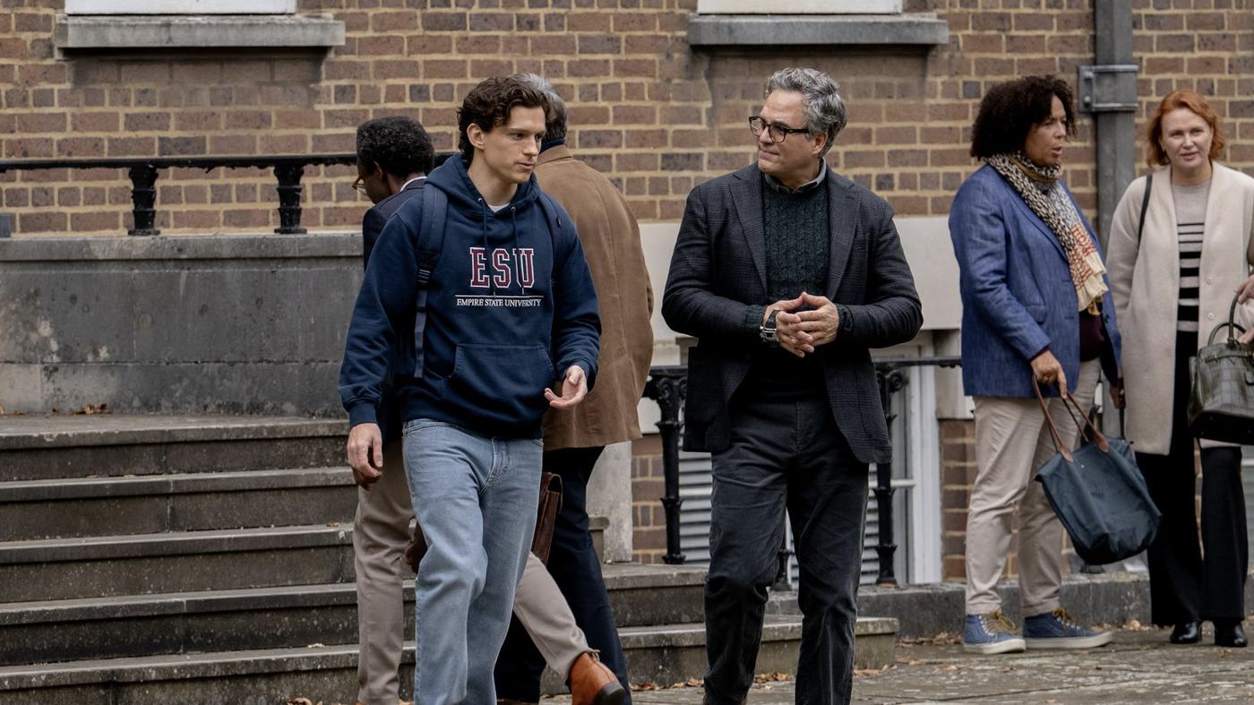 Peter walking and talking with Bruce Banner on a city street