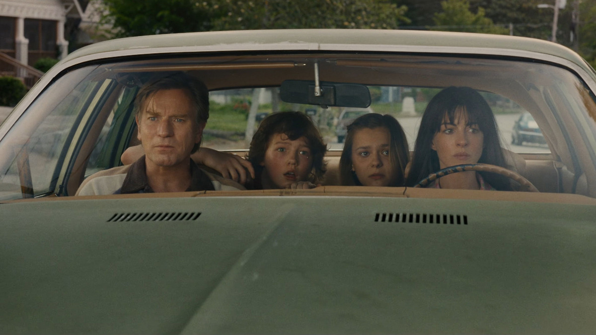 Ewan McGregor, Anne Hathaway and two children sit tensely inside a car in The End of Oak Street.